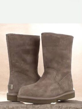 NWOT UGG Half Zipp Pierce Hight Boots Size 9